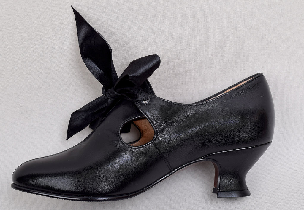 Eighteenth Century Ladies Tongue and Tie Leather Shoes Black (SP1800)