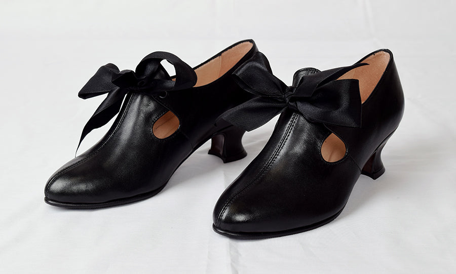 Eighteenth Century Ladies Tongue and Tie Leather Shoes Black (SP1800)