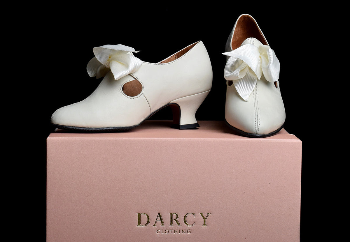 Eighteenth Century Ladies Tongue and Tie Stone Coloured Leather Shoes (SP1801)