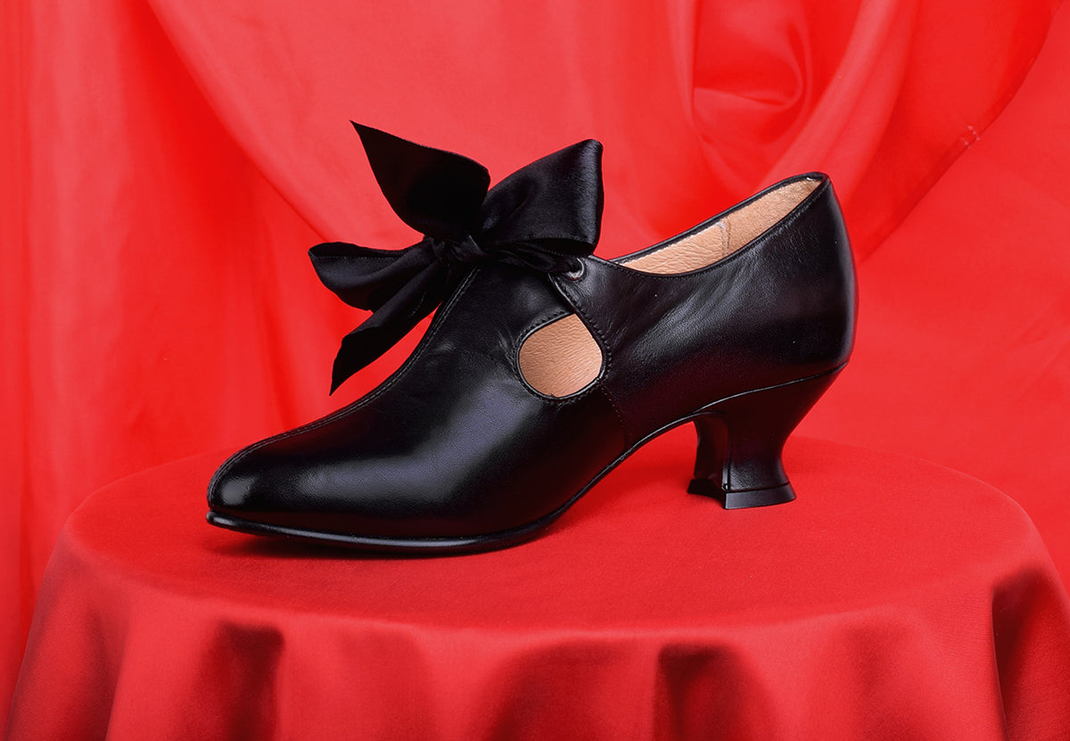 Eighteenth Century Ladies Tongue and Tie Leather Shoes Black (SP1800)