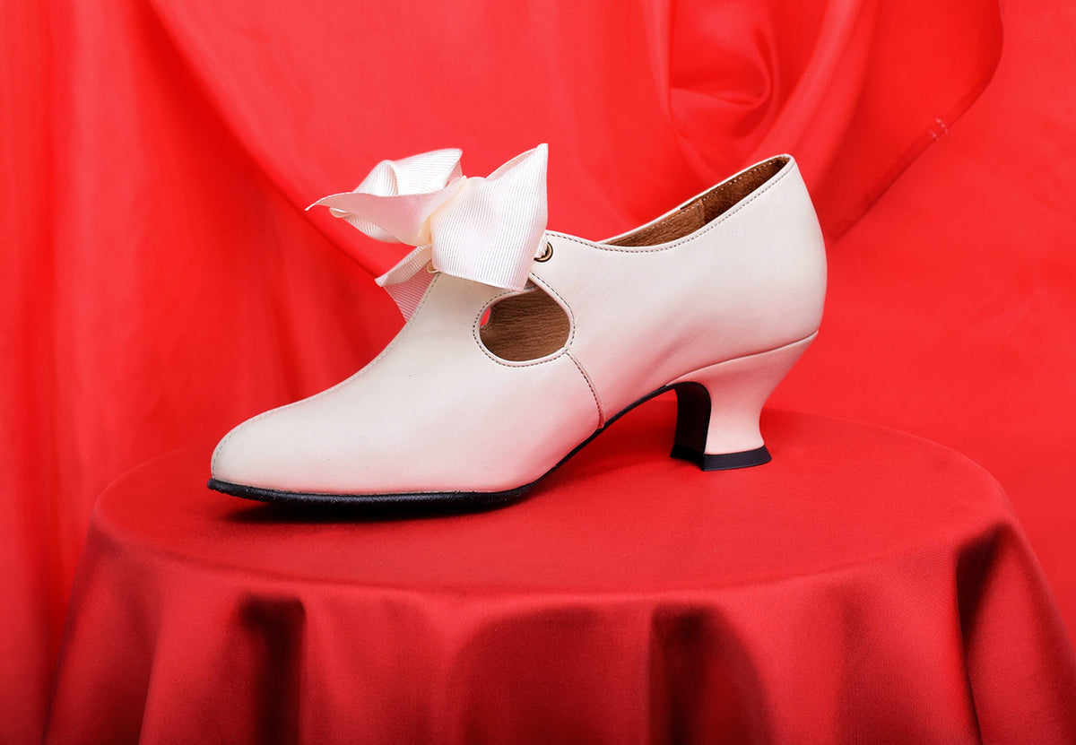 Eighteenth Century Ladies Tongue and Tie Stone Coloured Leather Shoes (SP1801)