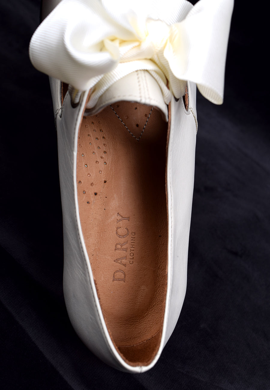 Eighteenth Century Ladies Tongue and Tie Stone Coloured Leather Shoes (SP1801)